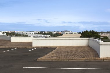 Görünüm boş çatı katındaki otoparka gelen üst yapılar