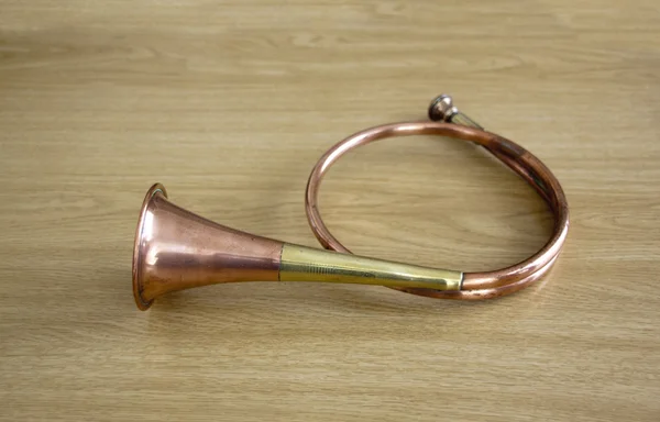 Vintage koppar och mässing jägarens bugle horn — Stockfoto