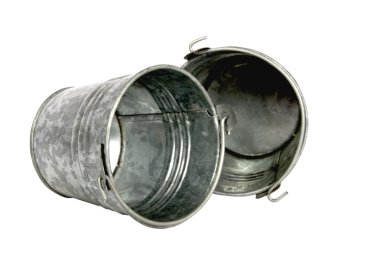 iki metal kolları ile galvanizli kovaları boşaltır