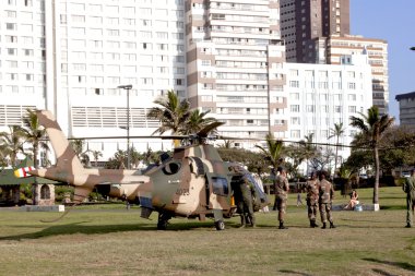 askeri personel ve plaj ön Durban helikopter
