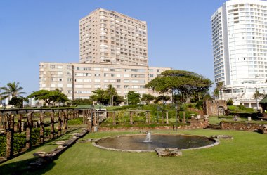 batık Gardens gölet ile arka plan otelleri