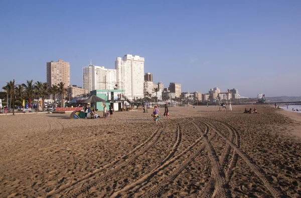 Early Morning Beachgoers on Durban's North Beach — Stock Photo, Image