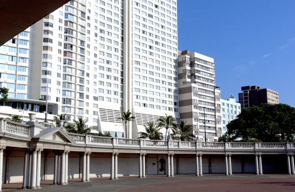 Hotel met uitzicht op amfitheater op durban van strand gouden mil — Stockfoto