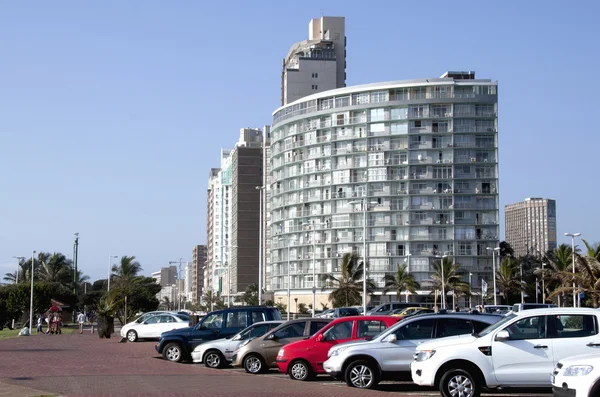 Hôtels à l'extérieur de la rue bordée de voitures sur Durban Beachfront — Photo