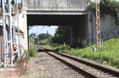 havai yaya köprüsü altında çalışan demiryolu parça