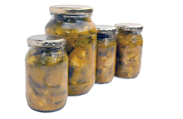 Vier isolierte Gläser hausgemachte Piccalilli — Stockfoto