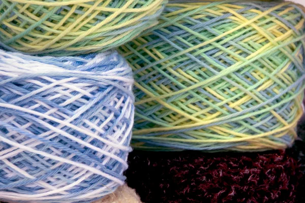 Крупным планом из разноцветного вязаного хлопка — стоковое фото