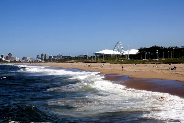 Blick auf den Strand vor der Skyline der Stadt — Stockfoto