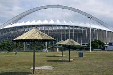 şemsiye staduim önünde çimenlerin üzerinde