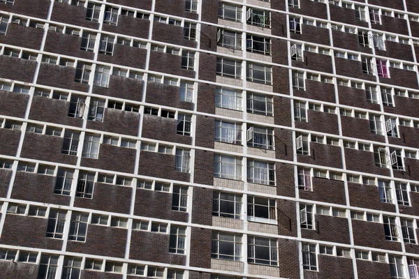 Primer plano del edificio residencial de apartamentos de ladrillo y mortero —  Fotos de Stock