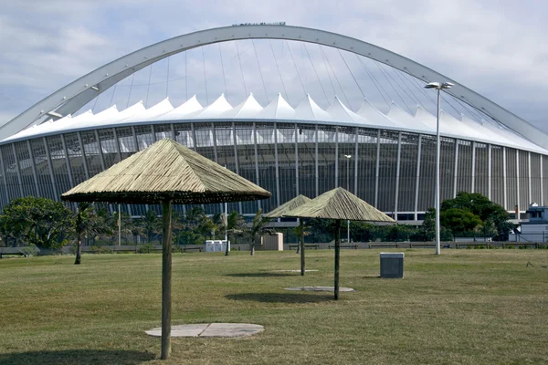 Pare-soleil sur herbe devant Staduim — Photo