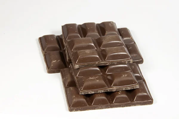 Ułożone płyty uszkodzony ciemne czekoladowe kwadraty — Zdjęcie stockowe