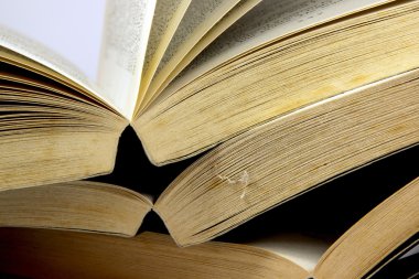 Açık eski sararması kağıt kapaklı kitap yığını