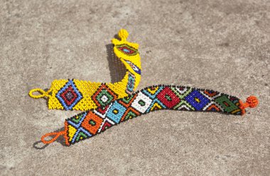 İki parlak renkli boncuklu zulu bilek bilezikler