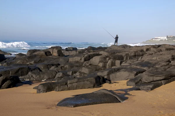 Einsamer Fischer auf Felsen am Strand von Ballito — Stockfoto