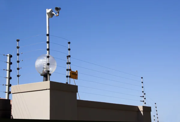 Clôture électrique et caméra de sécurité sur le mur frontière — Photo
