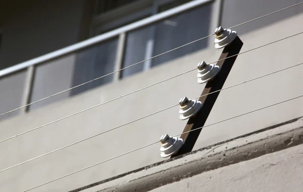 Poleas que apoyan la cerca eléctrica del edificio residencial — Foto de Stock