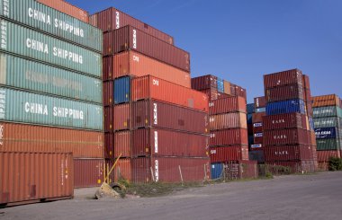 yığılmış ve durban Harbor'da saklanan kaplar 
