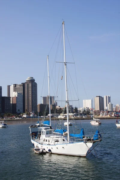 Jacht kikötő város skyline ellen rögzítve — Stock Fotó