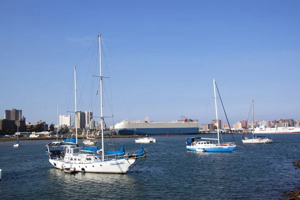 Ankrade i staden och hamnen landskap — Stockfoto