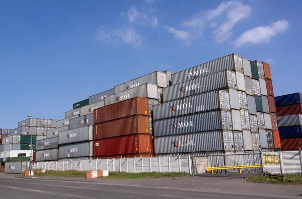 Contenedores coloridos apilados y almacenados cerca del puerto — Foto de Stock