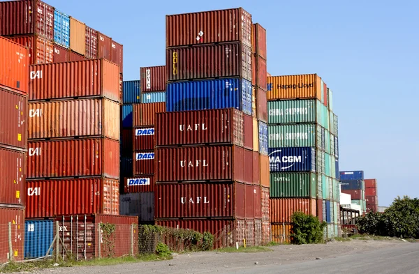 yığılmış ve Harbor'da depolanan renkli kaplar