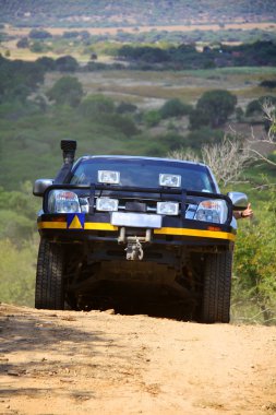 Offroad araç accending dik eğim toprak yolda