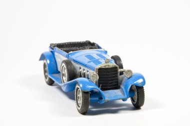 beyaz mavi oyuncak vintage model araba