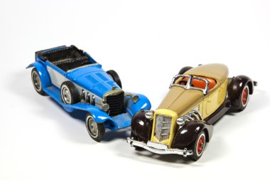 Beyaz iki vintage oyuncak model arabalar