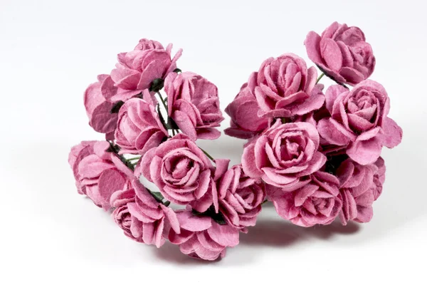 Twee takjes bleek roze kunstmatige papieren rozen — Stockfoto