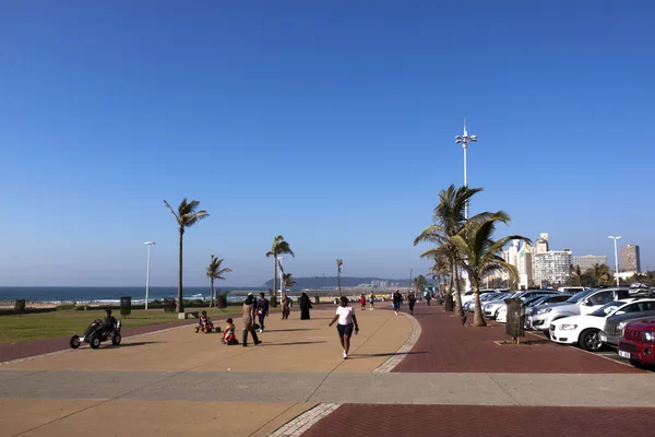 Adultos y niños en el paseo marítimo pavimentado — Foto de Stock