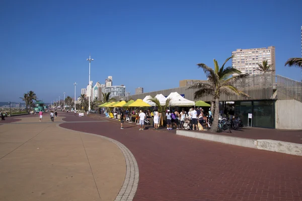 Wiele osób zebrało się w restauracji przy plaży promenada — Zdjęcie stockowe