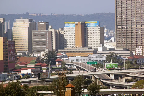 Vista superior del centro de la ciudad y el intercambio de autopistas — Foto de Stock