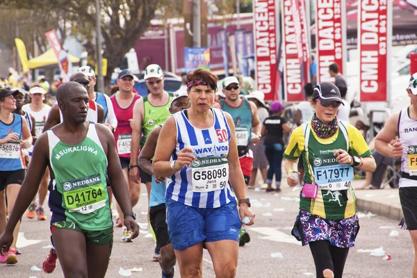 Primer plano de corredores y espectadores en la maratón de camaradas —  Fotos de Stock