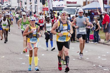 renkli koşucular yoldaşlar maraton'da katılmak