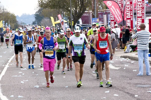 Mange fargerike løpere konkurrerer i Comrades Marathon – stockfoto