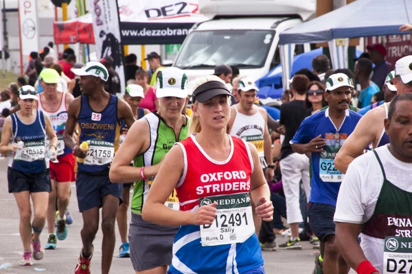 Mężczyzna i kobieta biegaczy w towarzysze marathon — Zdjęcie stockowe