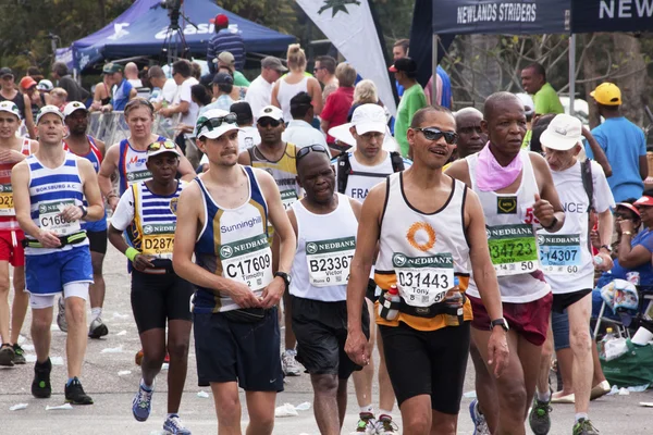 Muchos espectadores y corredores en la maratón de camaradas —  Fotos de Stock