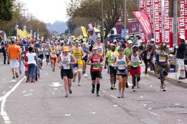 Yoldaşlar maratonda yarışan rakiplerinin büyük bir grup