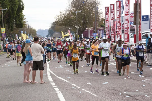 Seyircilerin yoldaşlar ultra maraton geçmek koşucular izliyor — Stok fotoğraf