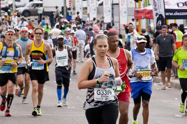 Entschlossene Läuferin beim Kameradinnen-Ultra-Marathon — Stockfoto