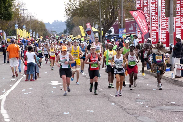 Grand groupe de concurrents en compétition dans le marathon des camarades — Photo