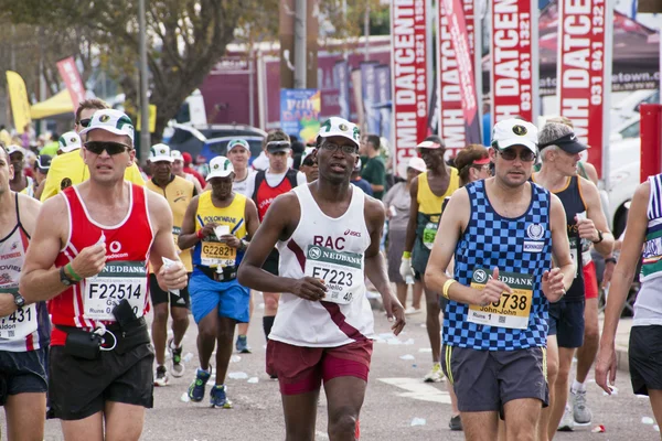 Gros plan des coureurs en compétition dans le marathon des camarades — Photo