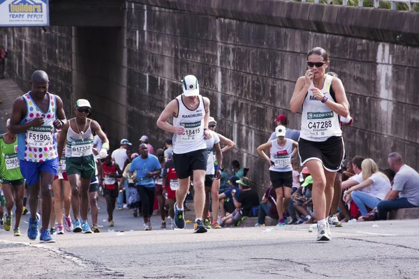 Zehn Läuferinnen und Läufer beim Kameradschaftsmarathon — Stockfoto