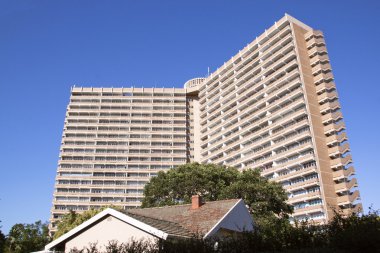 parlak mavi gökyüzü karşı yükselen apartman