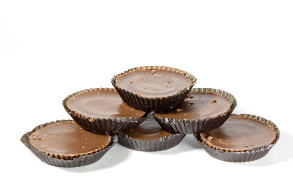 Размещение шести коричневых конфет в защитных бумагах — стоковое фото