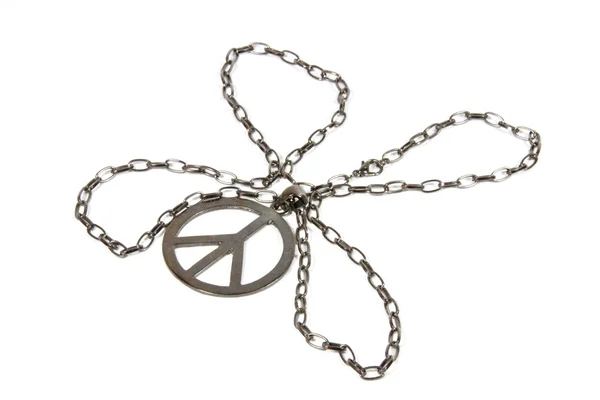 Barış gümüş kolye zinciri dört yapraklı yonca şeklinde ile — Stok fotoğraf