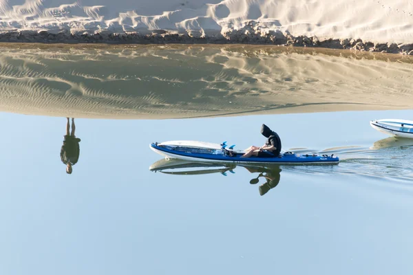 Mans Réflexion sur l'eau avec bateau — Photo