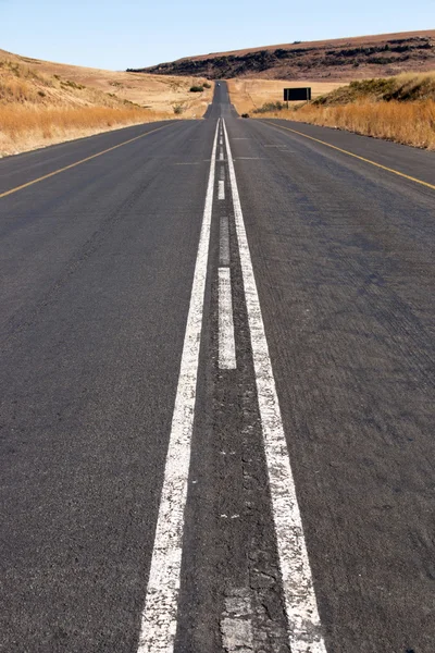 Długie proste drogi asfaltowej przebiegającej przez wsi — Zdjęcie stockowe