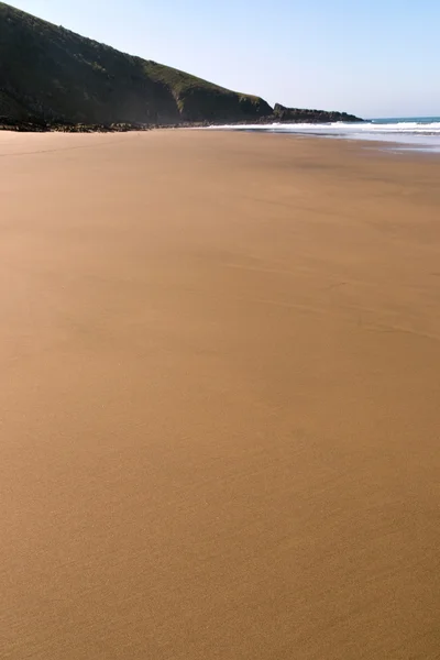 Ungestörte glatte Küste des Sandstrandes bei Ebbe — Stockfoto